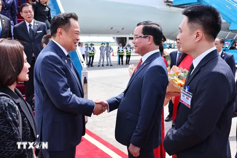 Ủy viên Trung ương Đảng, Bộ trưởng Dân tộc và Tôn giáo Nguyễn Đình Khang đón Thủ tướng Vương quốc Thái Lan Anutin Charnvirakul tại sân bay quốc tế Nội Bài (Hà Nội). (Ảnh: Minh Đức/TTXVN)