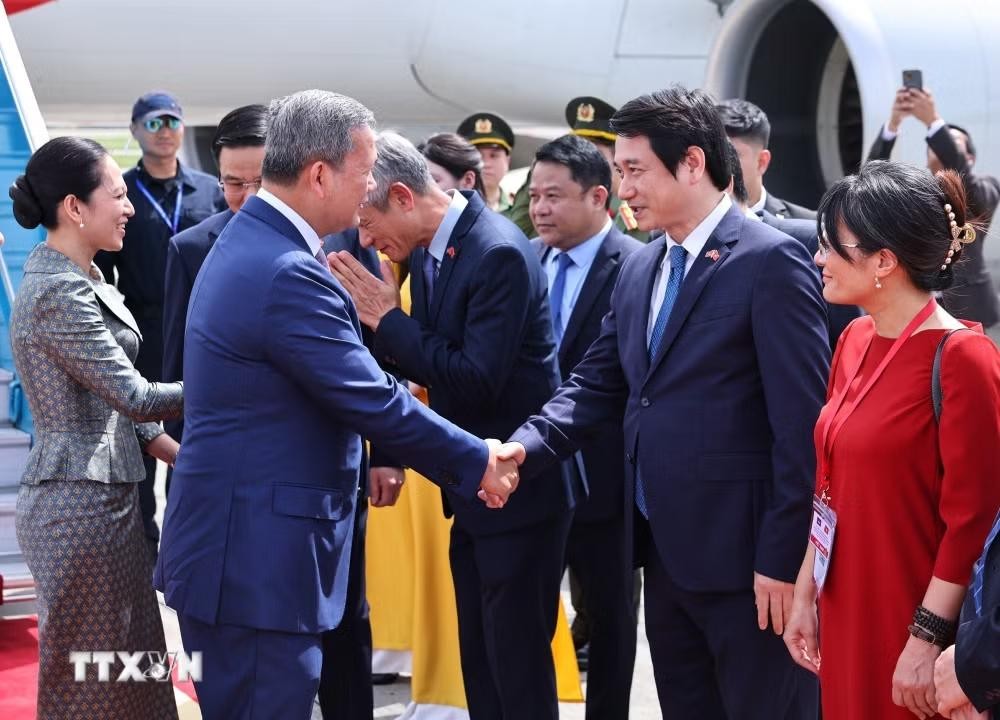 Thủ tướng Campuchia Samdech Moha Borvor Thipadei Hun Manet đến Hà Nội, bắt đầu thăm chính thức Việt Nam và tham dự Diễn đàn Tương lai ASEAN (AFF) lần thứ ba. (Ảnh: Minh Đức/TTXVN)