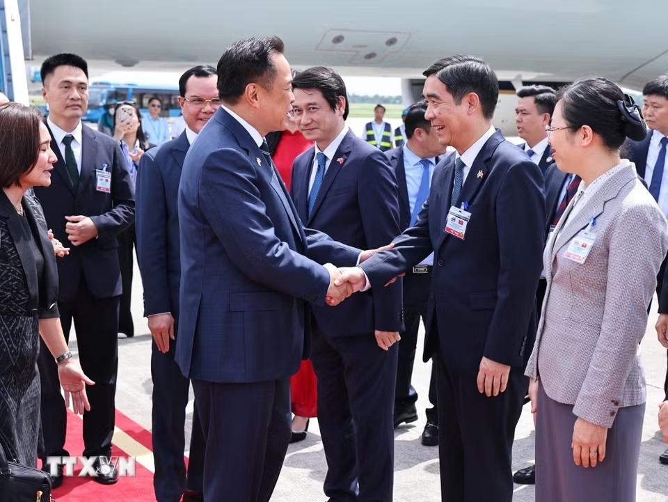 Thủ tướng Thái Lan Anutin Charnvirakul đến Hà Nội, bắt đầu thăm chính thức Việt Nam và tham dự Diễn đàn Tương lai ASEAN (AFF) lần thứ ba. (Ảnh: Minh Đức/TTXVN)