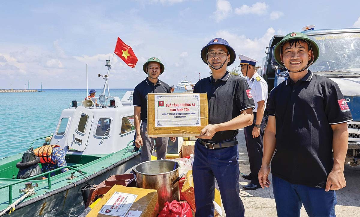 Tổ trưởng Tổ phở mang món quà đặc biệt gửi đảo xa (Ảnh: Bình Phạm)