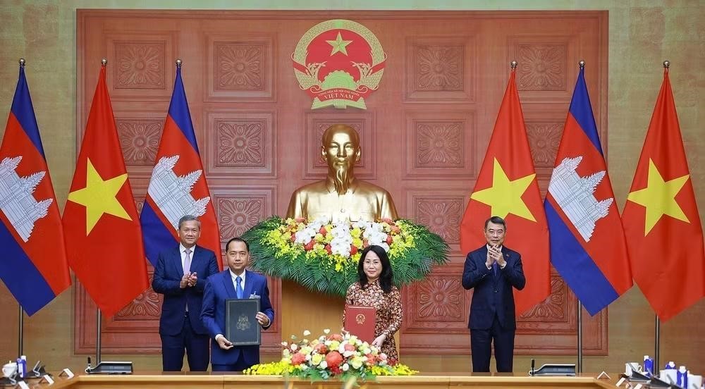 Thủ tướng Lê Minh Hưng và Thủ tướng Vương quốc Campuchia Hun Manet chứng kiến trao kế hoạch hợp tác giữa Bộ Văn hoá, Thể thao và Du lịch với Bộ Thông tin Campuchia về kế hoạch hợp tác trong lĩnh vực thông tin giai đoạn 2026-2030. (Ảnh: Dương Giang/TTXVN)