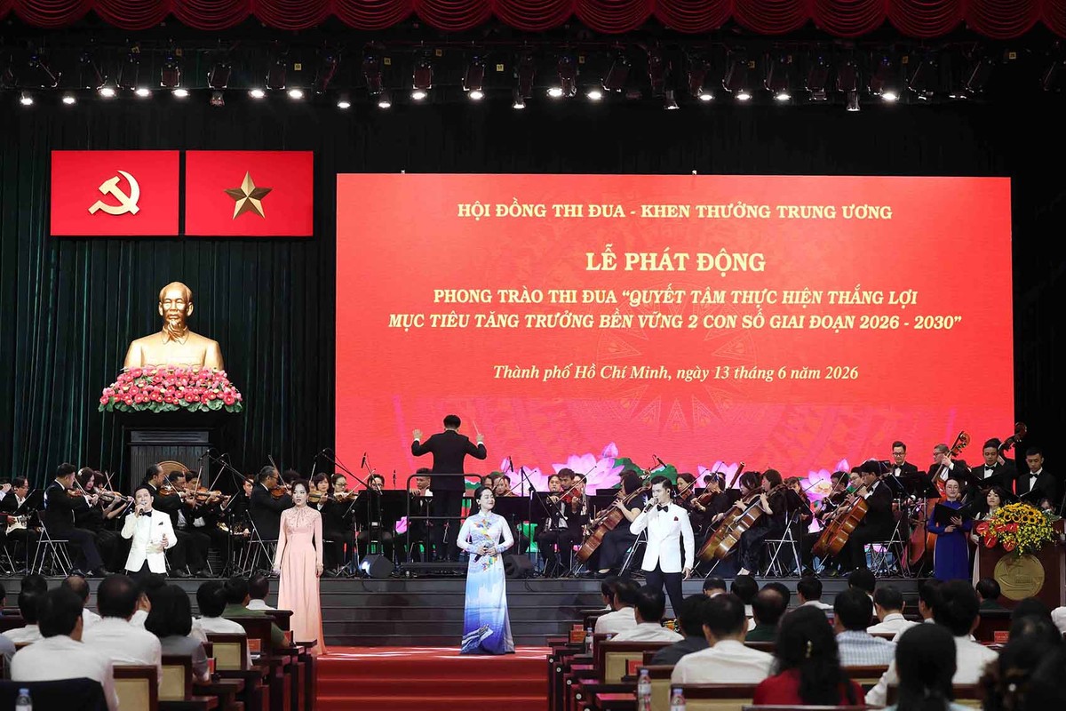Lễ phát động phong trào thi đua “Quyết tâm thực hiện thắng lợi mục tiêu tăng trưởng bền vững 2 con số giai đoạn 2026 - 2030” được tổ chức bằng hình thức trực tiếp kết hợp trực tuyến giữa điểm cầu chính tại TP.HCM và các điểm cầu tại các tỉnh, thành phố. Ảnh: Lê Toàn.