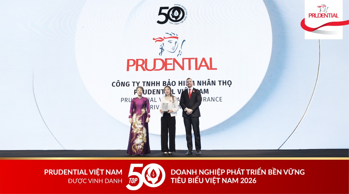 Đại diện Prudential Việt Nam nhận kỷ niệm chương cho hạng mục “Hoạt động trách nhiệm cộng đồng (CSR) nổi bật” tại lễ trao giải Top 50 Kl991.com World Cup 2026 Chính Thức Phát triển Bền vững 2026