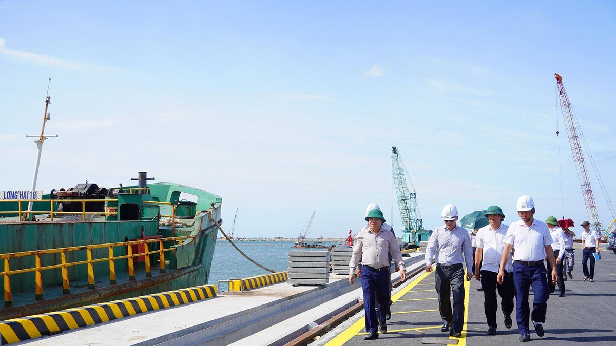 Phó Chủ tịch UBND tỉnh Quảng Trị Lê Đức Tiến (thứ nhất từ trái ảnh) kiểm tra tiến độ thi công các hạng mục dự án Khu bến cảng Mỹ Thủy