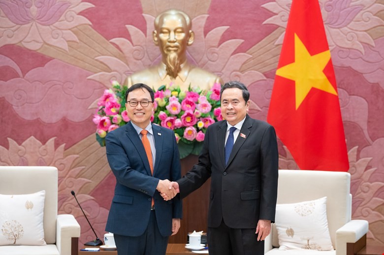 Chủ tịch Quốc hội Trần Thanh Mẫn tiếp Đại sứ Hàn Quốc Choi Young Sam. Chủ tịch Quốc hội Trần Thanh Mẫn tiếp Đại sứ Hàn Quốc Choi Young Sam.