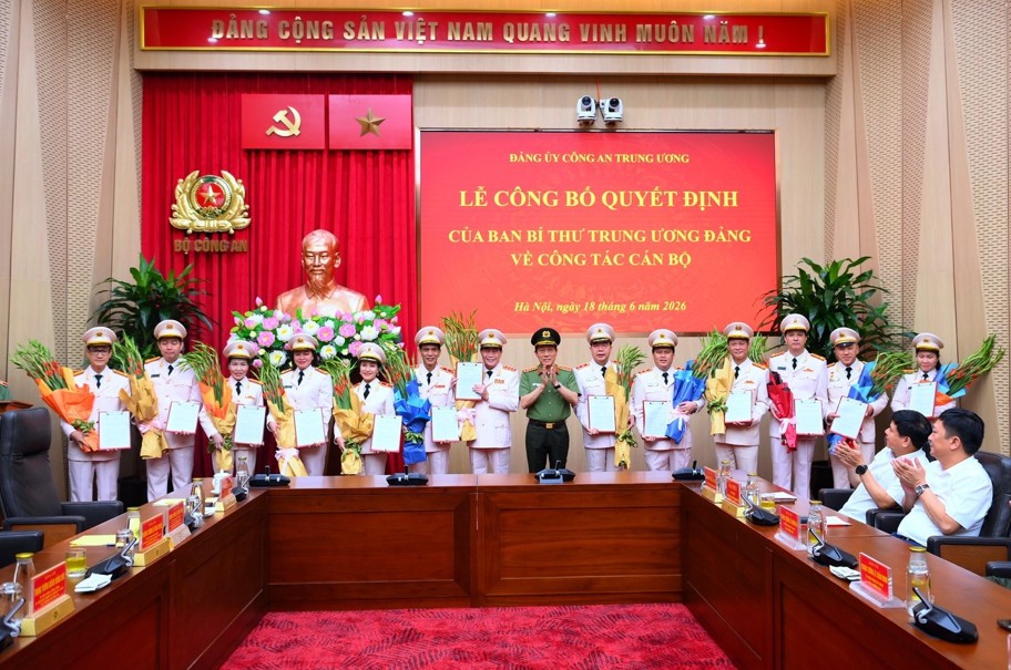 Đại tướng Lương Tam Quang, Bộ trưởng Bộ Công an trao Quyết định cho các đồng chí trong Ủy ban Kiểm tra Đảng ủy CATW.