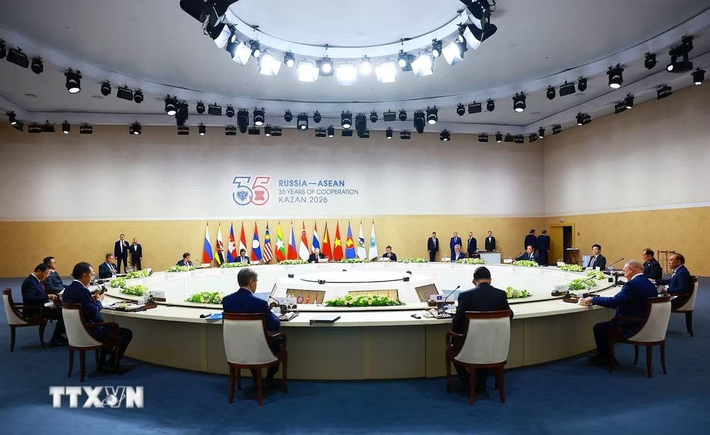 Tổng thống Nga Vladimir Putin và Thủ tướng Lê Minh Hưng cùng Trưởng đoàn các nước tham dự Hội nghị Cấp cao Kỷ niệm 35 năm quan hệ ASEAN - Nga làm việc về hội nhập Á - Âu. (Ảnh: Dương Giang/TTXVN)