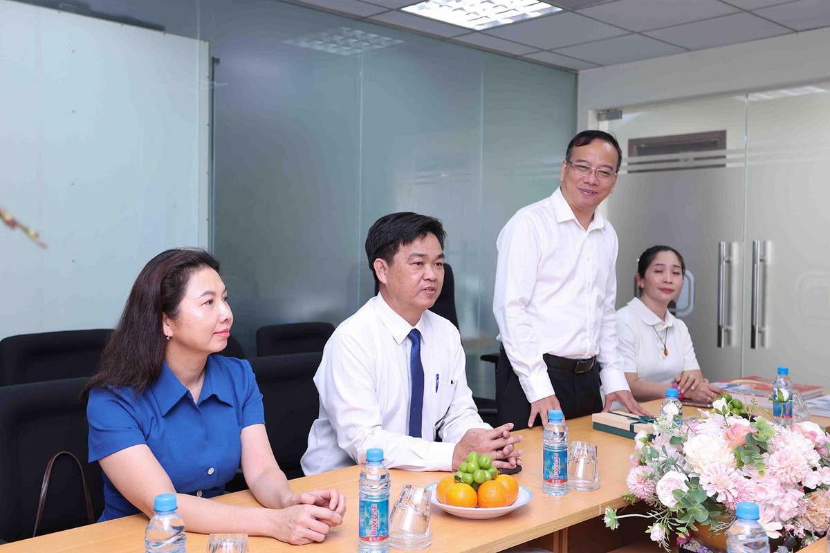 Đoàn công tác của Thành ủy - HĐND - UBND - Ủy ban MTTQ Việt Nam TP.HCM thăm, chúc mừng cán bộ, phóng viên và người lao động Văn phòng đại diện Báo Kl991.com nạp rút nhanh - Kl99ok phiên bản mới tại TP.HCM.
