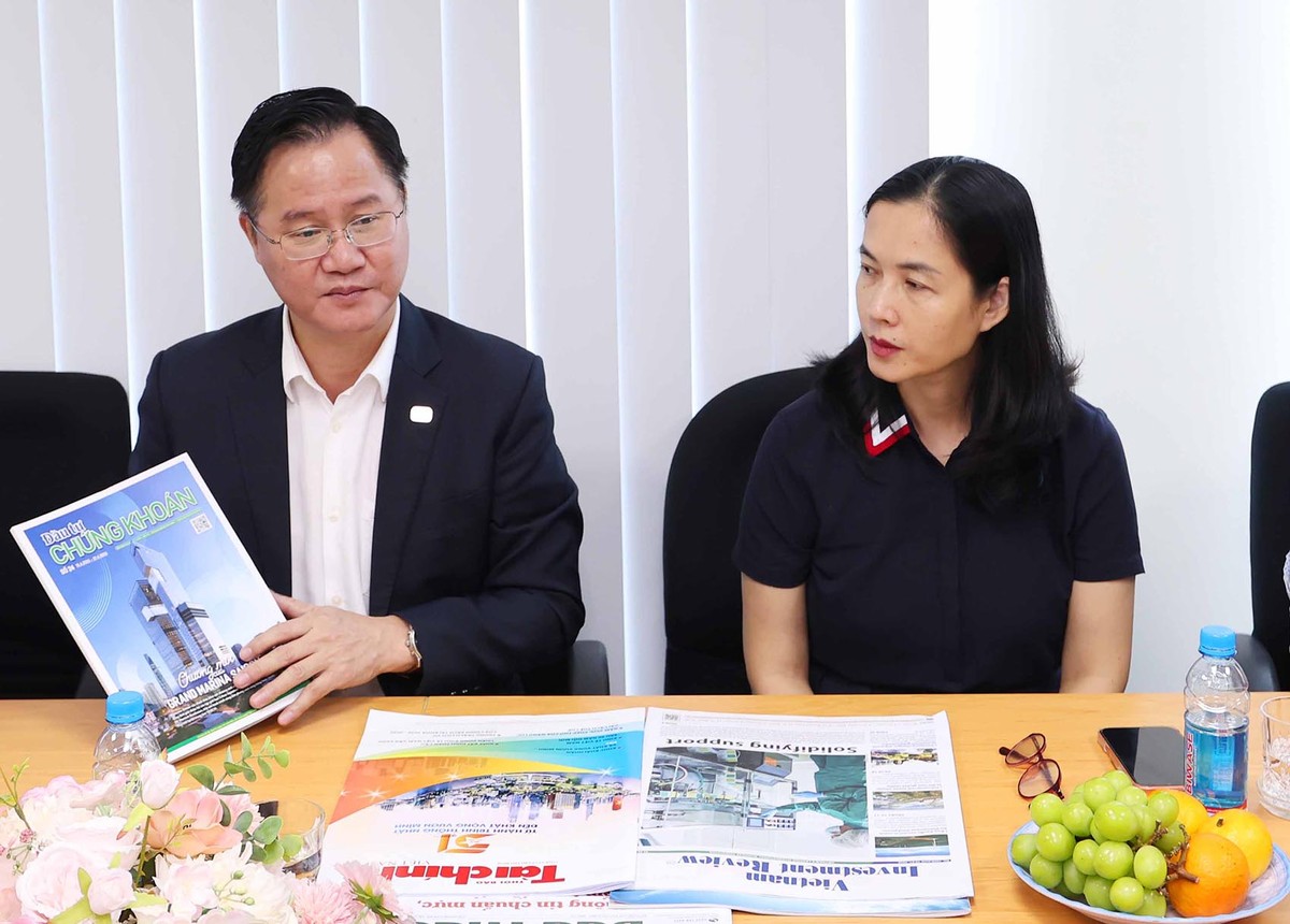 Ông Nguyễn Văn Hồng, Phó Tổng biên tập - Trưởng Văn phòng đại diện Báo Kl991.com nạp rút nhanh - Kl99ok phiên bản mới TP.HCM giới thiệu các ấn phẩm của Báo.