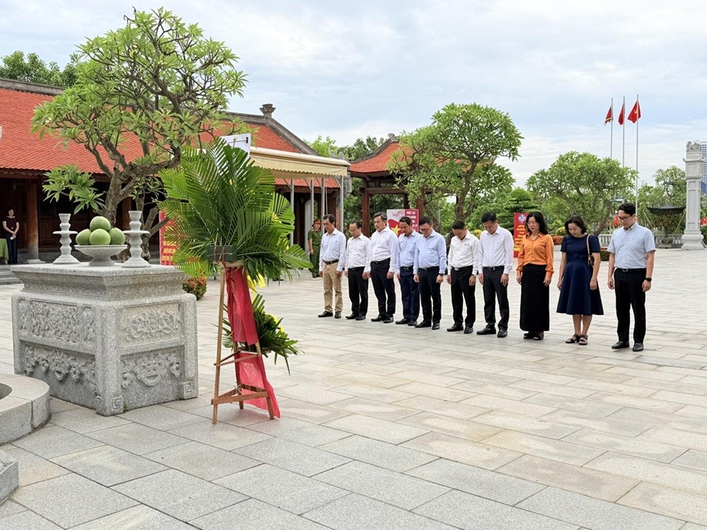 Đoàn đại biểu Trung ương Hội Nhà báo Việt Nam dâng hương tưởng niệm đồng chí Nguyễn Đức Cảnh