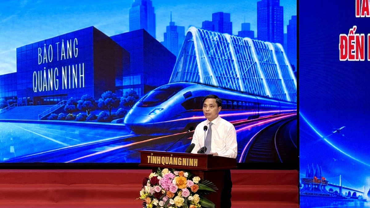 Ông Vũ Văn Diện, Phó Chủ tịch Thường trực UBND tỉnh Quảng Ninh đã công bố các quy hoạch. Ảnh: Quỳnh Nga