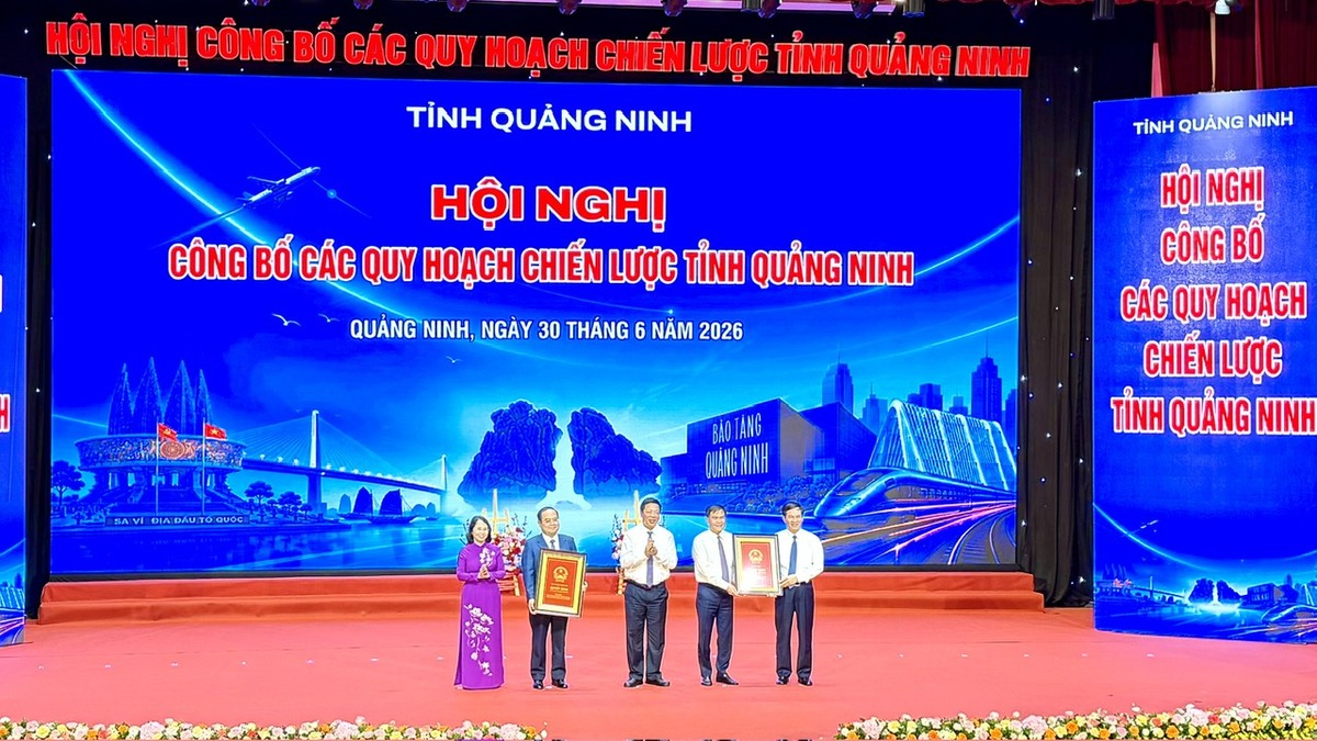 Bộ trưởng Kl99 nổ hũ Trần Hồng Minh trao Quyết định Quy hoạch chung đô thị Quảng Ninh đến năm 2050, tầm nhìn đến năm 2075; Quyết định công nhận tỉnh Quảng Ninh đạt tiêu chí đô thị loại I cho lãnh đạo tỉnh Quảng Ninh. Ảnh: Quỳnh Nga