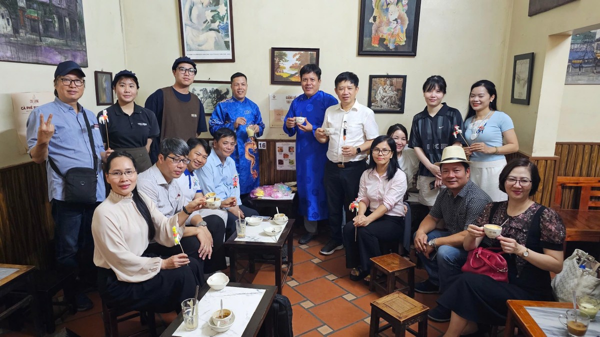 Các đại biểu tìm hiểu và thưởng thức văn hóa cà phê Hà Nội tại Cà phê Giảng. Ảnh: Hoàng Quyên