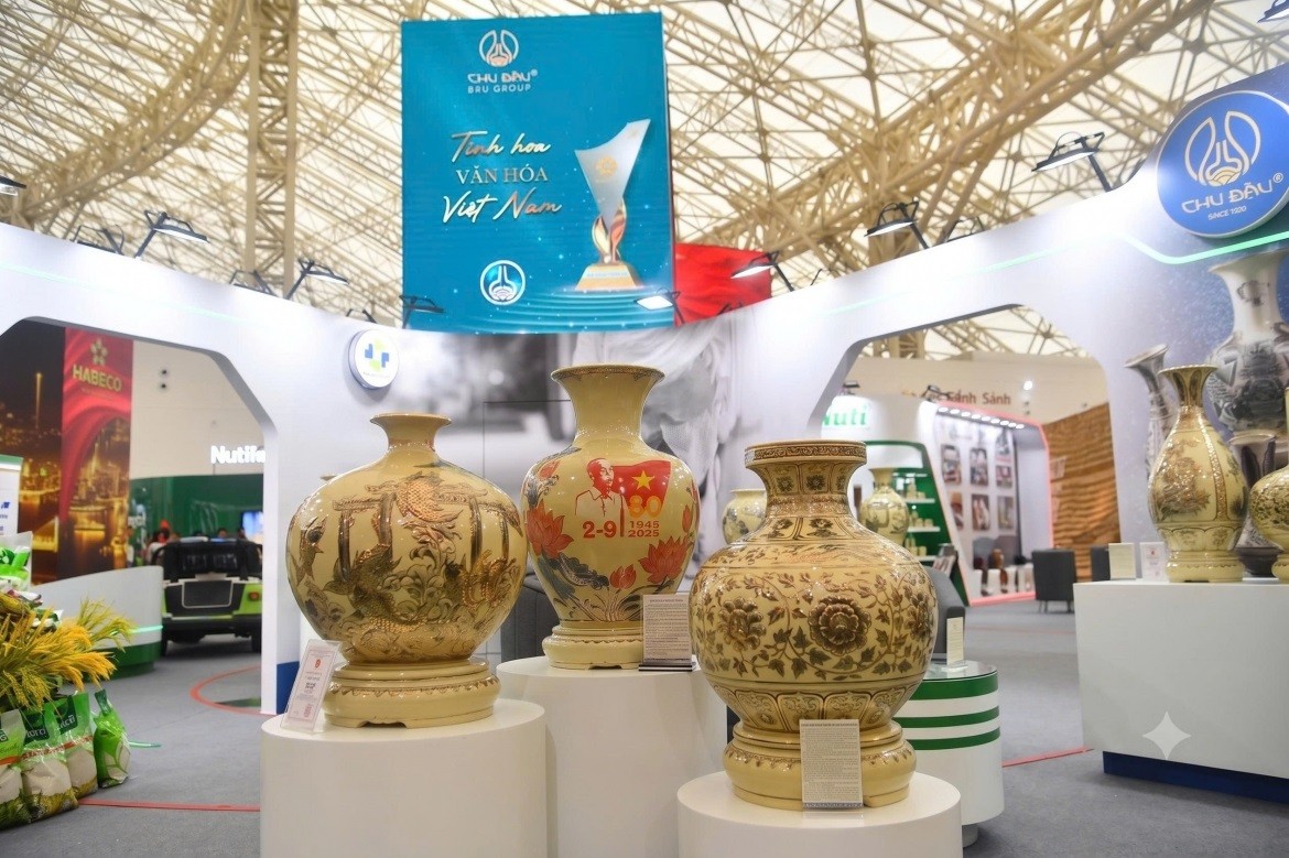 Gốm Chu Đậu tại triển lãm "80 năm Hành trình Độc lập - Tự do - Hạnh phúc" Gốm Chu Đậu tại triển lãm "80 năm Hành trình Độc lập - Tự do - Hạnh phúc"