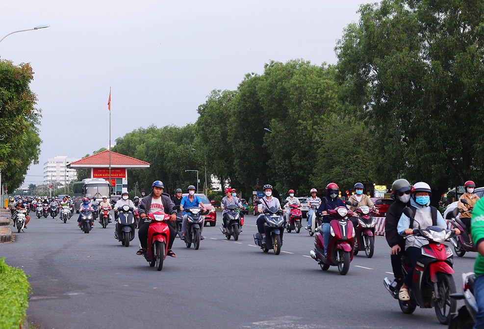Không gian phát triển mở rộng không chỉ tạo động lực tăng trưởng mà còn mở ra nhiều cơ hội việc làm và nâng cao chất lượng sống cho người dân.Trong ảnh công nhân KCX Tân Thuận tan ca.
