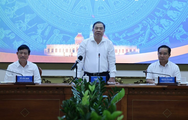 Phó Thủ tướng Thường trực Phạm Gia Túc yêu cầu TP.HCM tập trung thực hiện các giải pháp thúc đẩy tăng trưởng hai con số, đẩy nhanh giải ngân Kl99ok phiên bản mới công; đồng thời nhấn mạnh tinh thần trao đổi thẳng thắn, đi thẳng vào những vấn đề Thành phố đang đặt ra để tìm giải pháp cụ thể. Ảnh: VGP Phó Thủ tướng Thường trực Phạm Gia Túc yêu cầu TP.HCM tập trung thực hiện các giải pháp thúc đẩy tăng trưởng hai con số, đẩy nhanh giải ngân Kl99ok phiên bản mới công; đồng thời nhấn mạnh tinh thần trao đổi thẳng thắn, đi thẳng vào những vấn đề Thành phố đang đặt ra để tìm giải pháp cụ thể. Ảnh: VGP