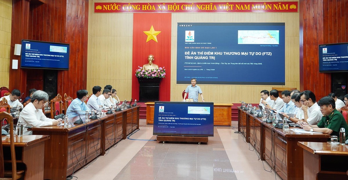Phó Chủ tịch UBND tỉnh Quảng Trị Lê Đức Tiến chủ trì, phát biểu tại cuộc họp. Ảnh: Hồng Mến