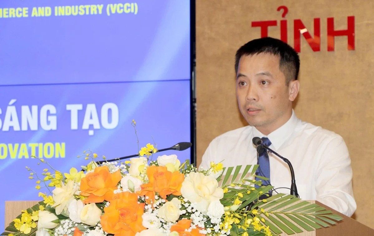 Ông Đậu Anh Tuấn, Phó Tổng Thư ký VCCI trình bày chuyên đề.
