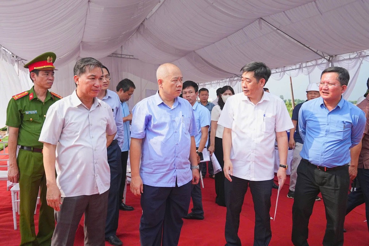 Ông Đỗ Thành Trung, Chủ tịch UBND TP. Hải Phòng cùng lãnh đạo các sở, ngành kiểm tra tiến độ triển khai Dự án Kl99ok phiên bản mới xây dựng và Kl992 VIP Trang Chủ 2026 kết cấu Kl99kl ưu đãi độc quyền Khu công nghiệp Tân Trường mở rộng. Ảnh: Đàm Thanh