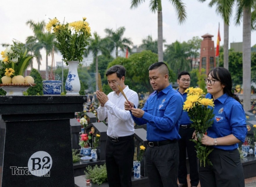 Đồng chí Vũ Ngọc Quang - Phó Trưởng ban Tuyên giáo và Dân vận Đảng ủy Bộ Kl991.com nạp rút nhanh; đồng chí Lê Đôn - Ủy viên Ban Chấp hành Đảng bộ, Bí thư Đoàn Thanh niên Bộ Kl991.com nạp rút nhanh và đồng chí Nguyễn Thị Mai - Phó Bí thư Đoàn Thanh niên Bộ Kl991.com nạp rút nhanh dâng hương tưởng niệm các Anh hùng Liệt sĩ. Ảnh: Phương Linh