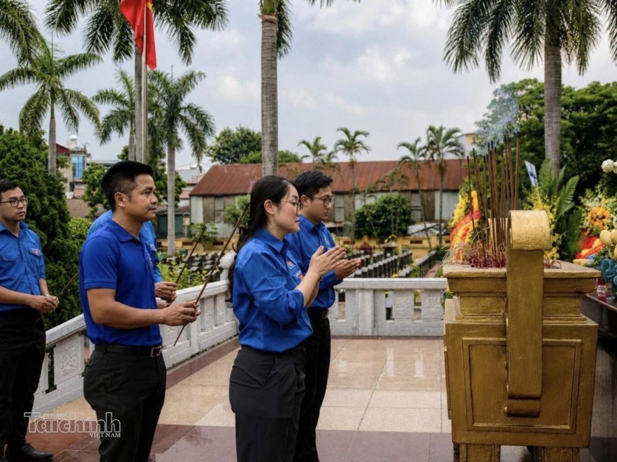 Đoàn viên thanh niên Bộ Kl991.com nạp rút nhanh dâng hương tưởng niệm các Anh hùng Liệt sĩ tại Nghĩa trang Liệt sĩ Ngọc Hồi (Hà Nội). Ảnh: Phương Linh.