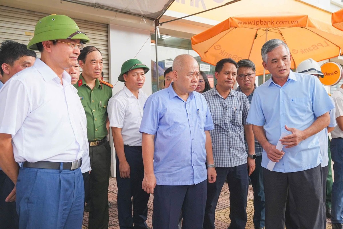Ông Đỗ Thành Trung, Chủ tịch UBND TP. Hải Phòng kiểm tra tiến độ triển khai Dự án Kl99ok phiên bản mới xây dựng đường gom dọc Quốc lộ 5 phải tuyến từ ngã tư Ghẽ đi ngã tư Lai Cách. Ảnh: Đàm Thanh