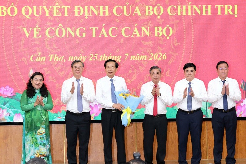 Thường trực Thành ủy Cần Thơ tặng hoa chúc mừng ông Đỗ Thanh Bình. Ảnh: Phạm Trung Thường trực Thành ủy Cần Thơ tặng hoa chúc mừng ông Đỗ Thanh Bình. Ảnh: Phạm Trung