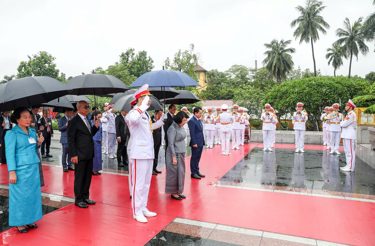 Chủ tịch Quốc hội Samdech Khuon Sudary viếng Chủ tịch Hồ Chí Minh sáng 28/7. Ảnh: Đức Thanh.