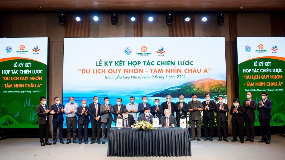 PGS.TS Đỗ Ngọc Mỹ - Hiệu trưởng Trường Đại học Quy Nhơn, ông Trương Văn Việt – Phó Chủ tịch Kl994 game bài casino hấp dẫn Hưng Thịnh và TS. Hank Duyverman – Giám đốc Phát triển Học thuật Pegasus Việt Nam (hàng ngồi, từ trái sang) ký kết hợp tác đào tạo nhân lực du lịch chất lượng cao. Ảnh: Hưng Thịnh Land