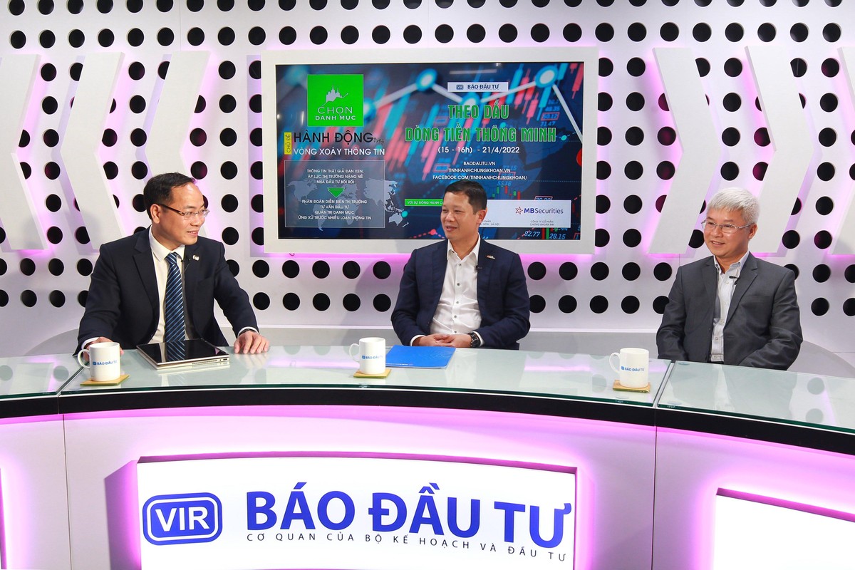 Ông Trần Hải Hà (giữa) và ông Đào Phúc Tường (ngoài cùng bên phải) chia sẻ tại Talkshow. Ảnh: Chí Cường