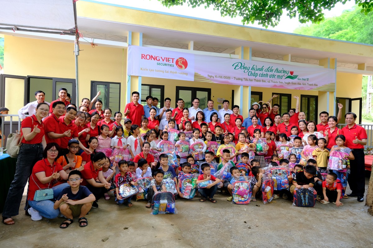 Rồng Việt cùng các em học sinh trường tiểu học Thành Sơn (Thanh Hóa) trong một chương trình thiện nguyện