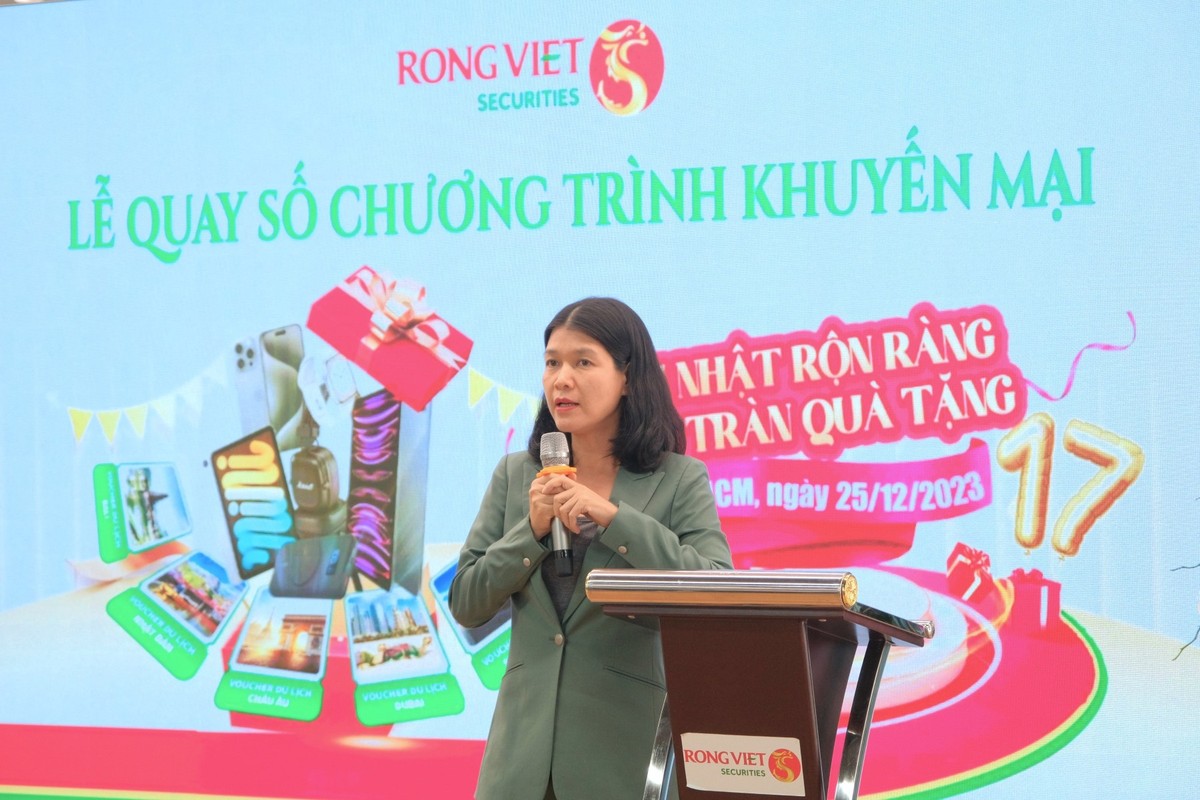 Bà Nguyễn Thị Thu Huyền – Thành viên HĐQT kiêm Tổng giám đốc Rồng Việt phát biểu tại lễ quay số Bà Nguyễn Thị Thu Huyền – Thành viên HĐQT kiêm Tổng giám đốc Rồng Việt phát biểu tại lễ quay số