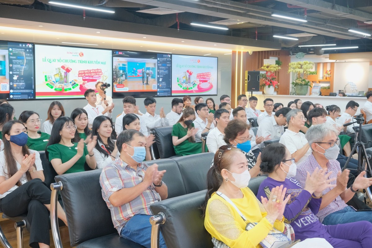 Lễ quay số được tổ chức tại Hội sở Rồng Việt với sự chứng kiến của quý khách hàng Lễ quay số được tổ chức tại Hội sở Rồng Việt với sự chứng kiến của quý khách hàng