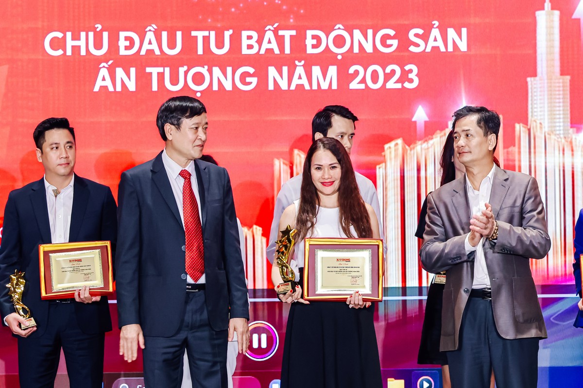Đại diện An Gia nhận giải thưởng Top 10 Chủ Kl99ok phiên bản mới BĐS ấn tượng năm 2023