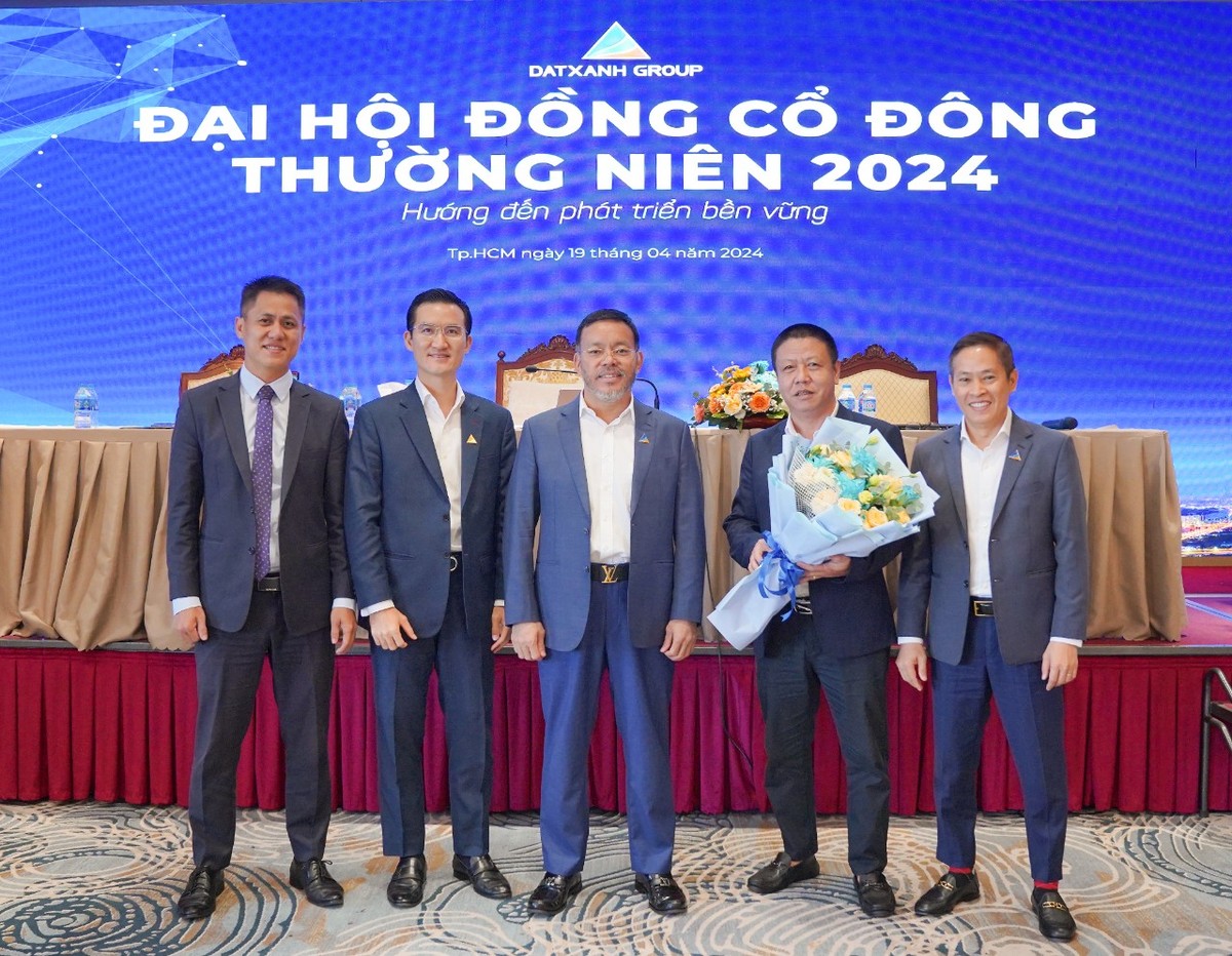 Ông Lương Ngọc Huy (thứ 2 từ phải) được bầu bổ sung vào HĐQT Đất Xanh.