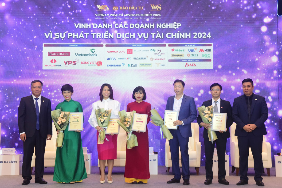 Đại diện Rồng Việt (thứ 2 từ phải sang) cùng các Link Vào Nhà Cái KL99 COM Tặng +199k, công ty 99Kl99 link đăng nhập được vinh danh Vì sự phát triển dịch vụ Kl991.com nạp rút nhanh