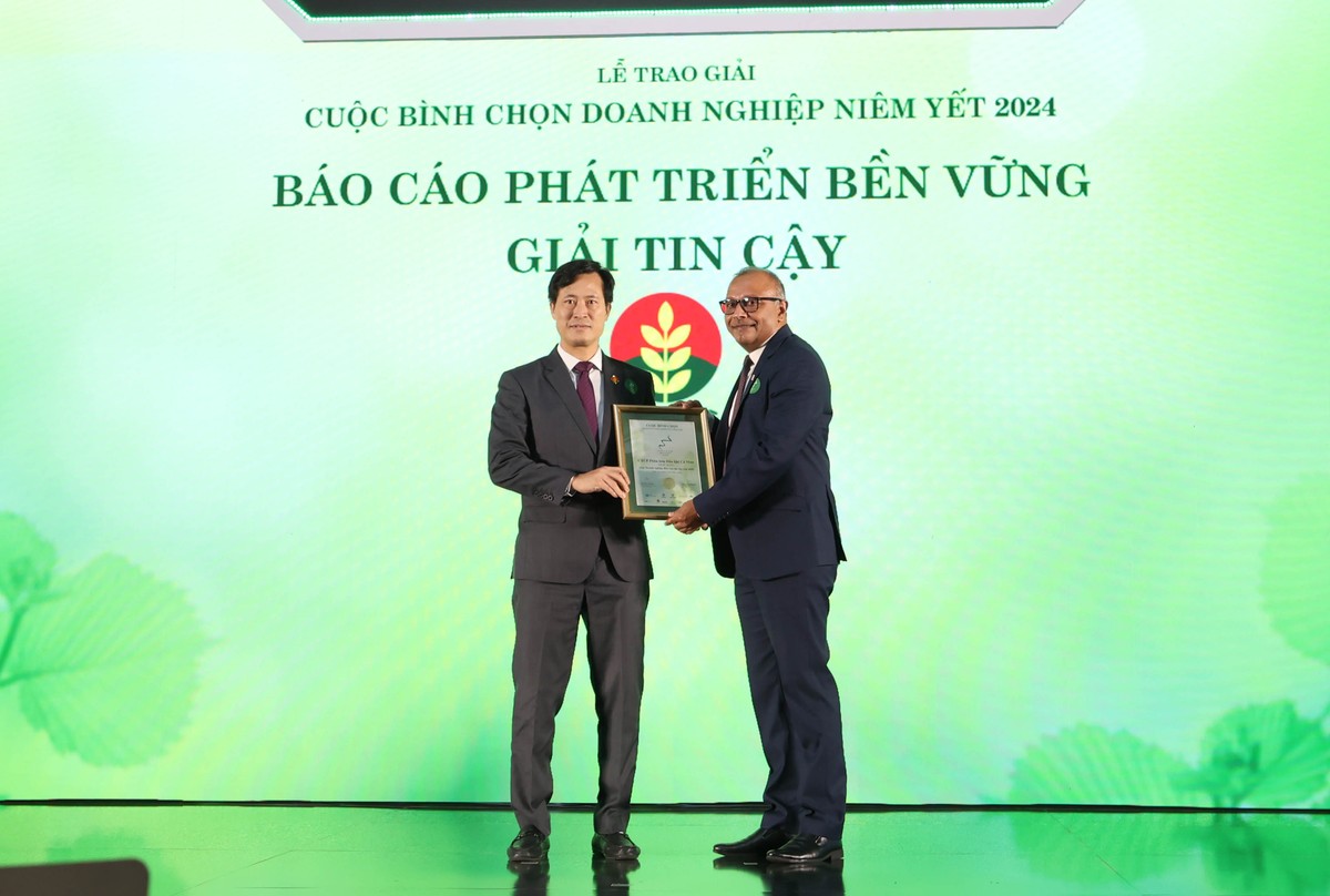 Ông Ren Varma, Giám đốc khu vực Đông Nam Á Lục địa, Hiệp hội Kế toán công chứng Anh (ACCA) trao chứng nhận giải Báo cáo phát triển bền vững có độ tin cậy cao nhất cho đại diện Đạm Cà Mau (DCM). Ảnh: Lê Toàn