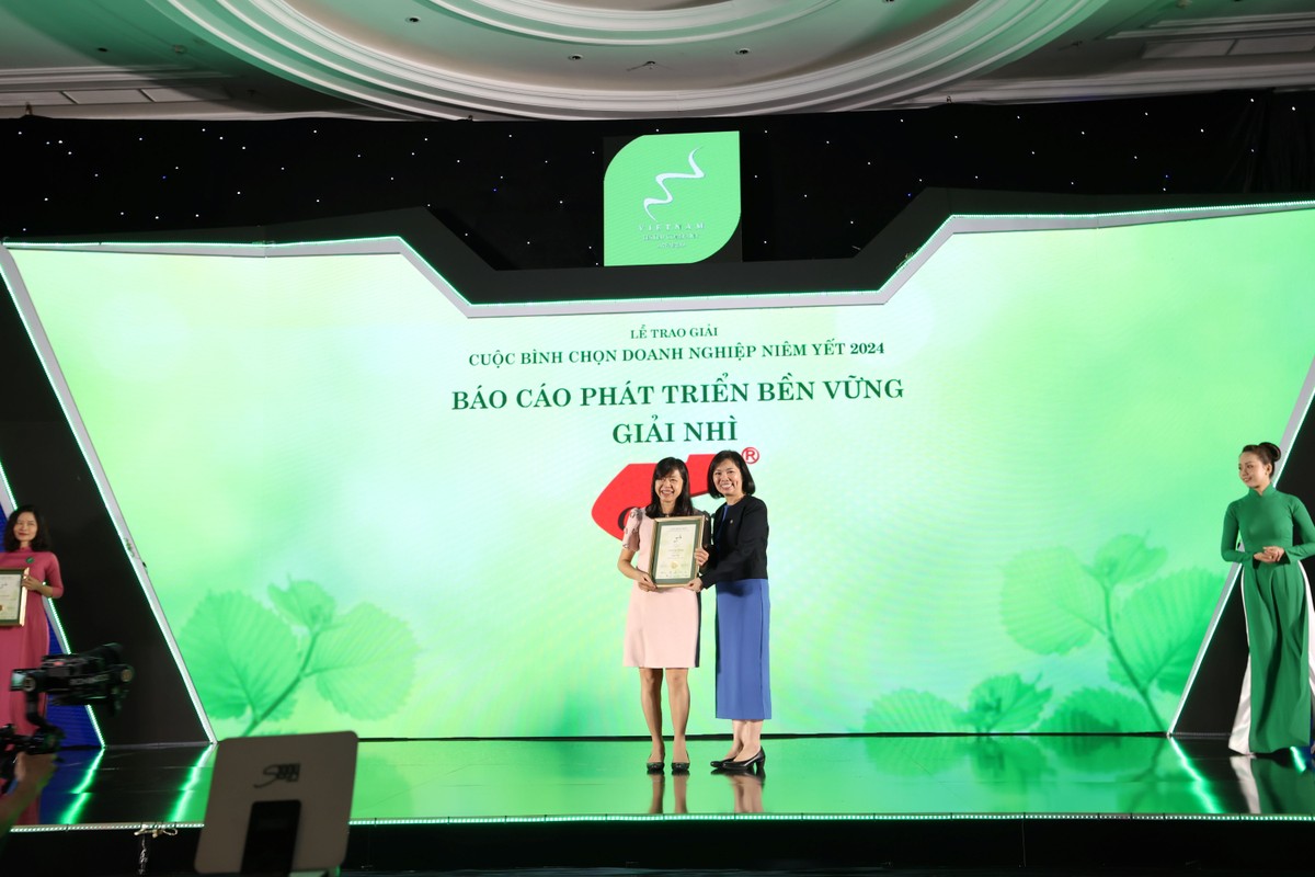 Bà Trần Anh Đào, Phó tổng giám đốc Phụ trách Ban điều hành Sở Giao dịch 99Kl99 link đăng nhập TP.HCM (HOSE), Chủ tịch Hội đồng Bình chọn Kl991.com World Cup 2026 Chính Thức niêm yết 2024 trao giải Nhì báo cáo PTBV cho đại diện Sợi Thế Kỷ (STK). Ảnh: Lê Toàn