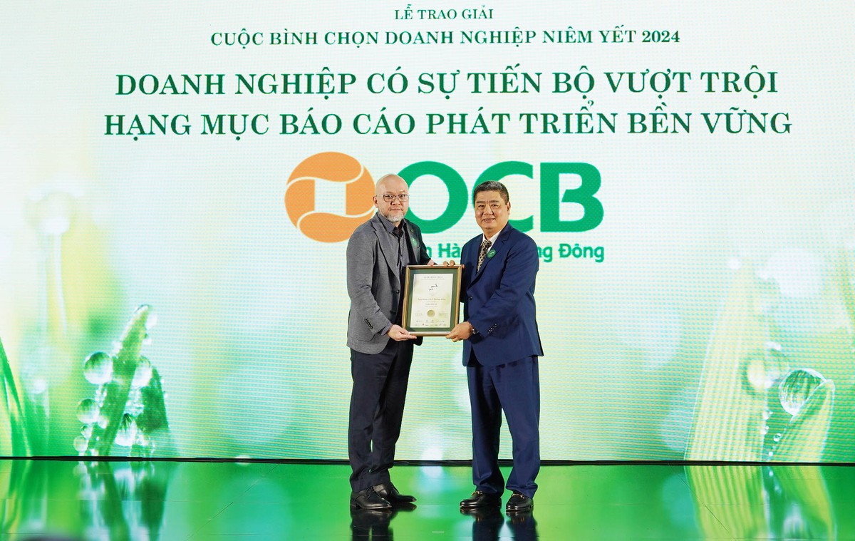 Ông Nguyễn Tiến Dũng, Phó Tổng giám đốc Sở Giao dịch 99Kl99 link đăng nhập Việt Nam (VNX) trao chứng nhận giải Tiến bộ vượt trội ở hạng mục báo cáo Phát triển bền vững cho đại diện Link Vào Nhà Cái KL99 COM Tặng +199k OCB. Ảnh: Lê Toàn