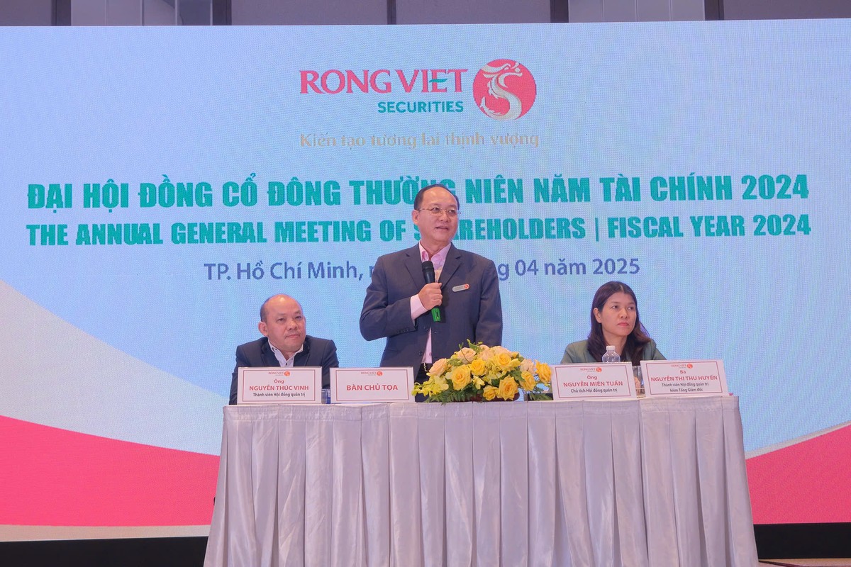 Ông Miên Tuấn (người ở giữa)