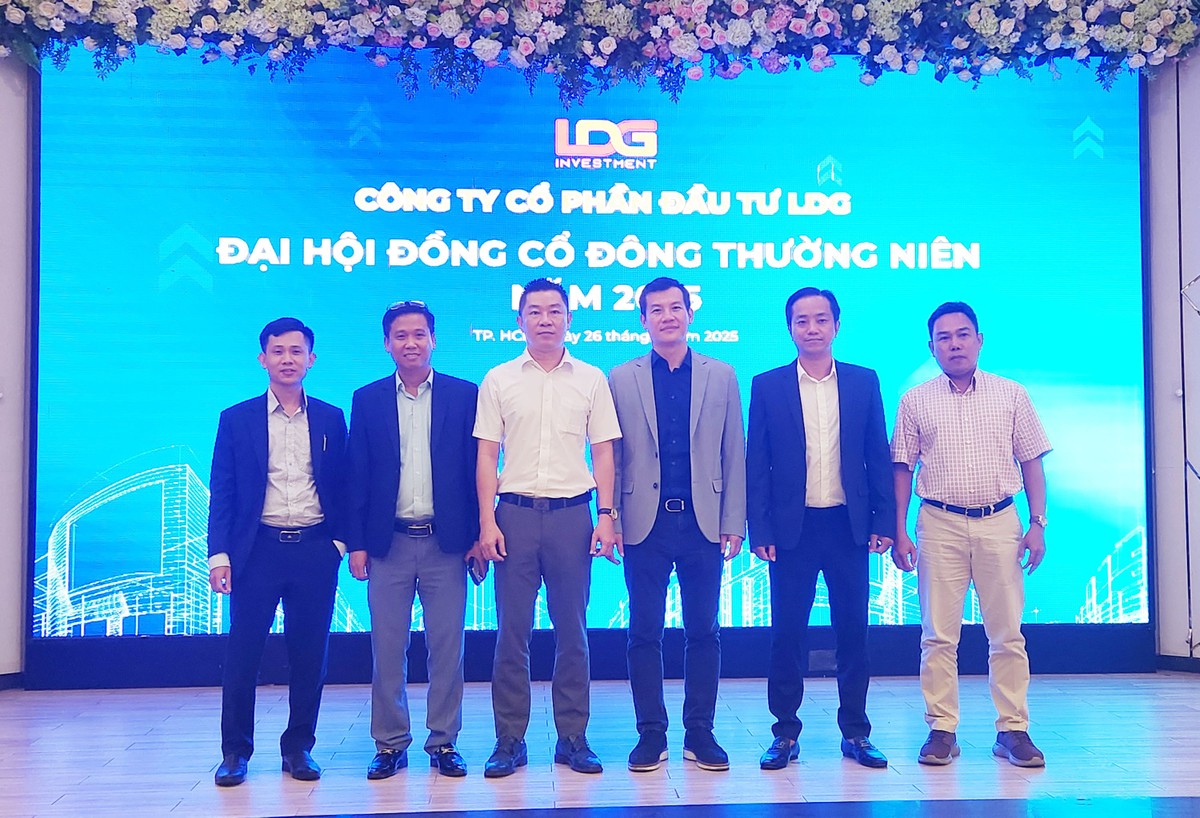 Ông Nguyễn Khánh Hưng (thứ 3 từ trái)