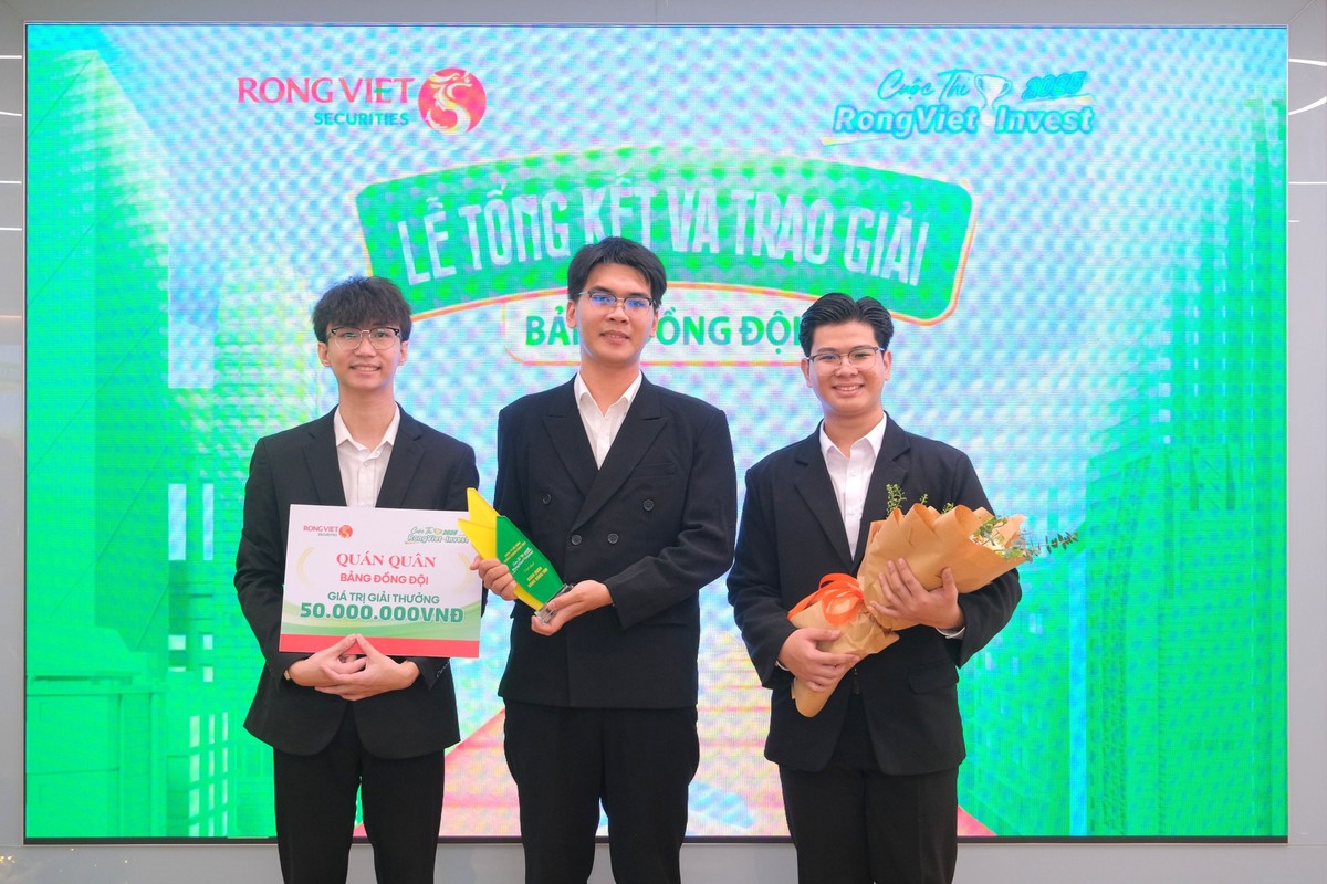 Ba thành viên đội ISB - HUB, Quán quân bảng Đồng đội RongViet Invest 2025