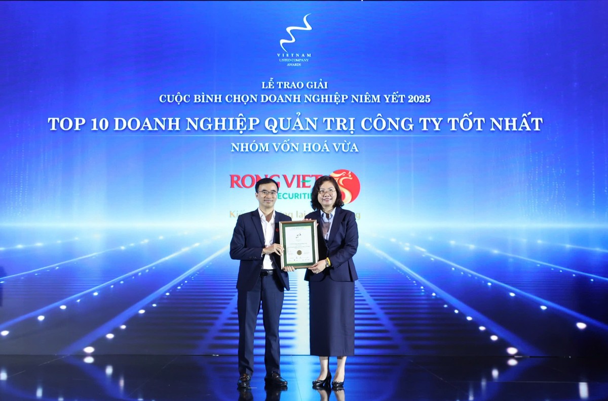 Đại diện Rồng Việt đón nhận giải thưởng tại VLCA 2025
