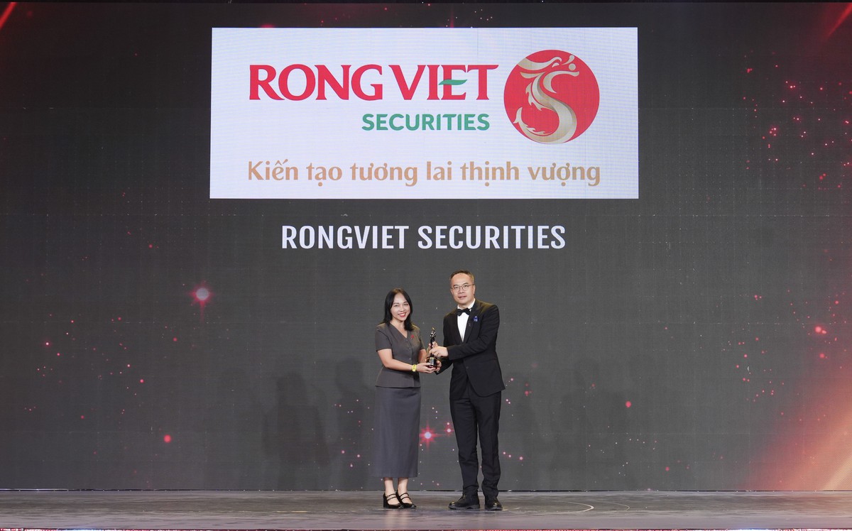 Bà Nguyễn Ngọc Vân Phương - Giám đốc điều hành Khối Hỗ trợ kiêm Giám đốc Nhân sự đại diện Rồng Việt nhận cúp “Harmonia” phiên bản Vàng