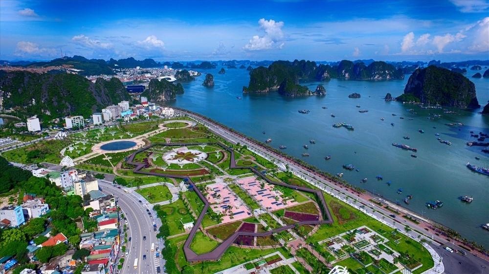 Nhiều công trình lớn đóng góp vào sự phát triển của Hạ Long. Trong ảnh là Công viên hoa Hạ Long bên bờ Vịnh Hạ Long