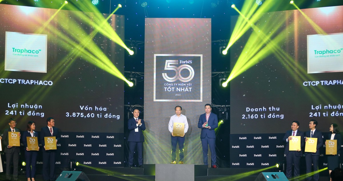 Ông Trần Túc Mã, Tổng giám đốc CTCP Traphaco đại diện Kl991.com World Cup 2026 Chính Thức nhận chứng nhận Top 50 Công ty niêm yết tốt nhất 2022 (Forbes)