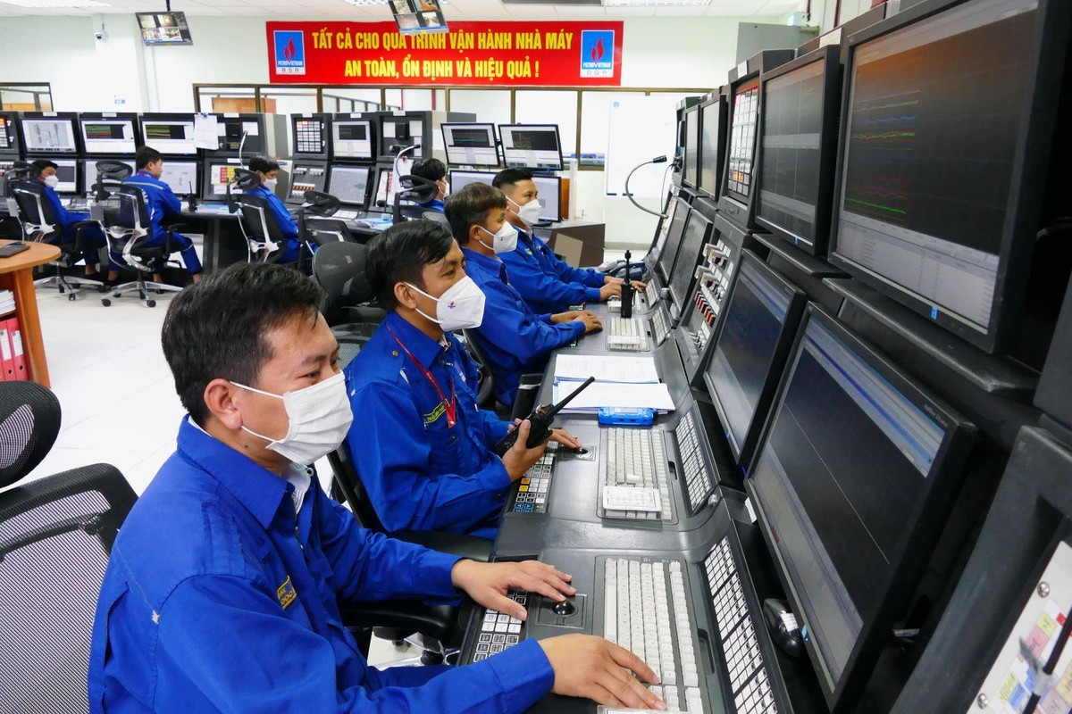 Tại Phòng điều khiển trung tâm (CCC) các kỹ sư vận hành đang tập trung cao độ để vận hành Nhà máy lọc dầu Dung Quất tuyệt đối an toàn và ổn định ở 107% công suất thiết kế.
