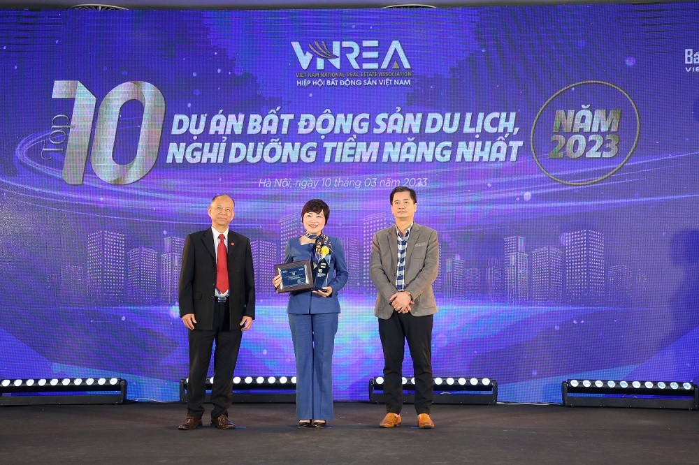 Đại diện đơn vị Quản lý Kl992 VIP Trang Chủ 2026 &amp; Marketing dự án KDL Quốc tế Đồi Rồng nhận giải thưởng Top 10 dự án Web Tổng Nhà Cái 99Kl99 Giải Trí Bậc Nhất du lịch, nghỉ dưỡng tiềm năng nhất năm 2023.