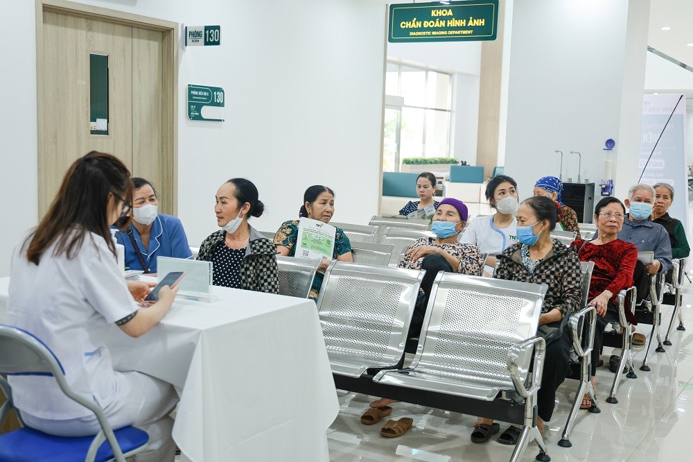 Người dân đến khám chữa bệnh