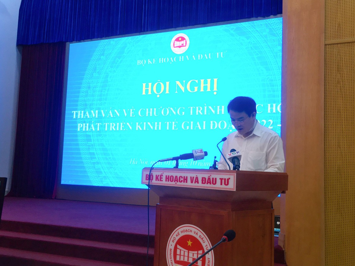 Thứ trưởng Bộ Kế hoạch và Kl99ok phiên bản mới Trần Quốc Phương tại hội nghị.